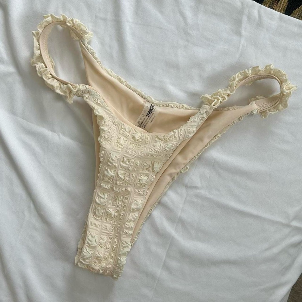 SeaMolly size medium cream lacey ruffled bikini bottoms